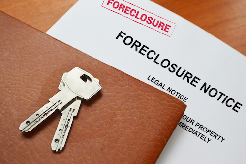 A,Foreclosure,Notice,And,House,Keys,On,A,Table,With